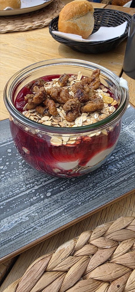 Frühstücksschale mit Joghurt, Beeren und Granola