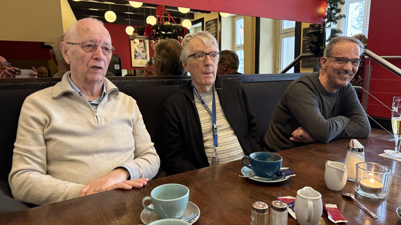 Stammtischrunde am Kaffeetisch