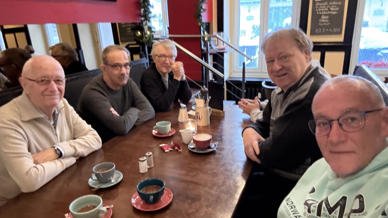 Die Runde in der Weihnachtszeit am langen Tisch